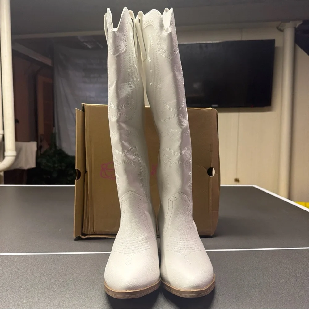 NIB Sugar Womens Tall White Cowboy Cowgirl Boots PointedToe Embroidered Size 8.5